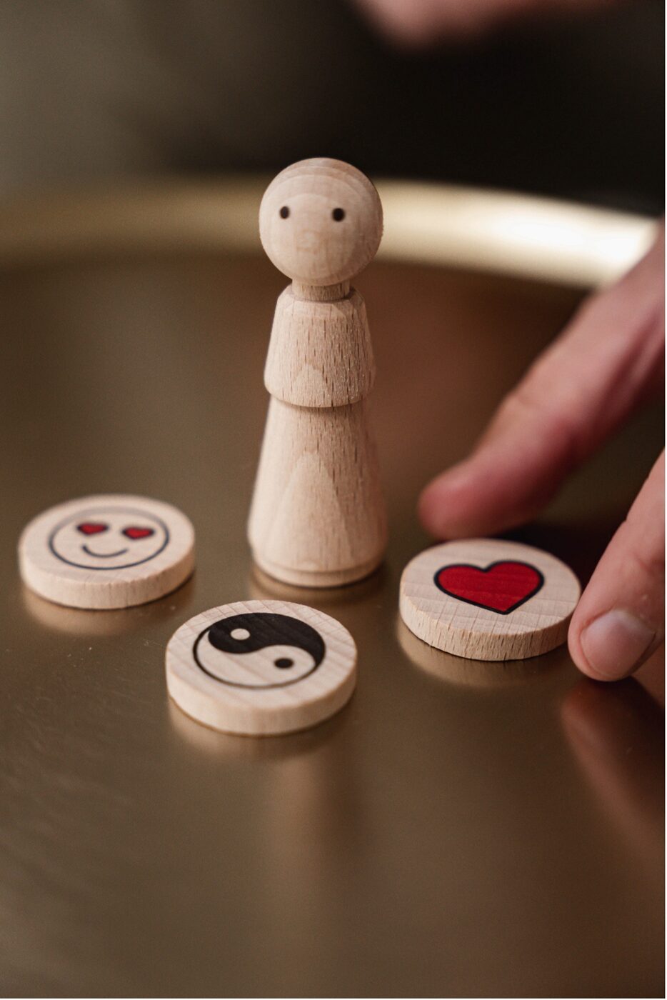 Tafelopstelling met houten poppetje en emotie-fiches
